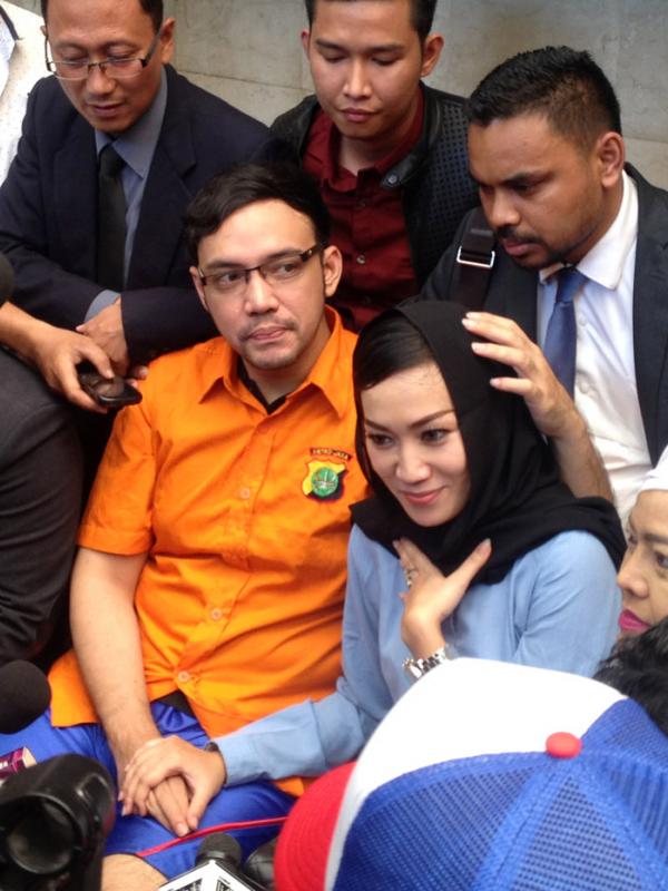 Sandy Tumiwa dijenguk sang istri, Diana Limbong di Polda Metro Jaya. [Fotot: Sapto Purnomo/Liputan6.com]