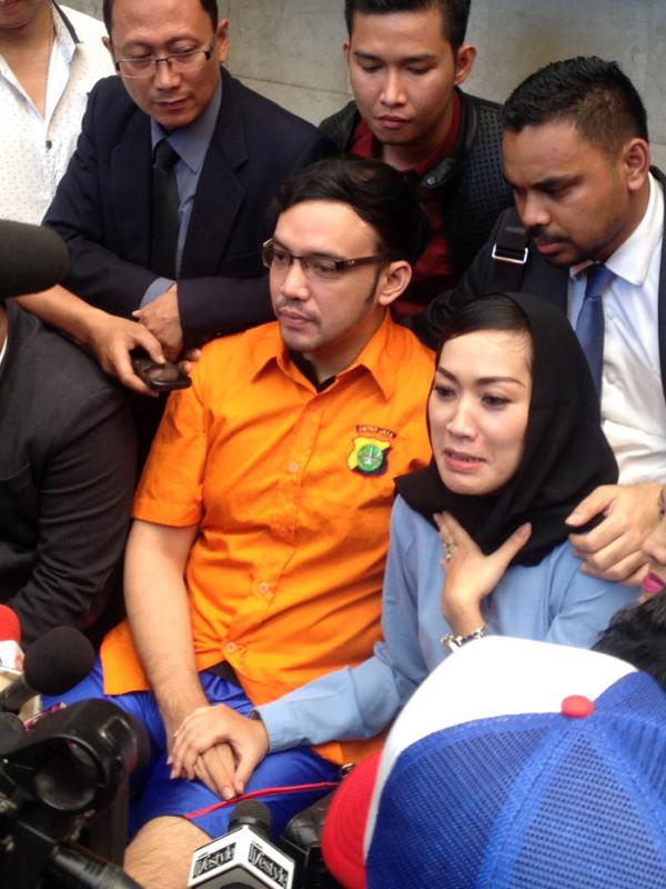 Sandy Tumiwa dijenguk sang istri, Diana Limbong di Polda Metro Jaya. [Fotot: Sapto Purnomo/Liputan6.com]
