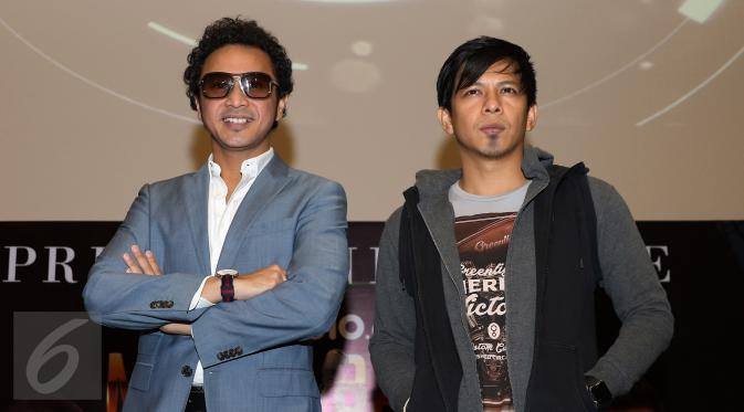 Giring 'Nidji' dan Ariel 'Noah' saat preskon peluncuran Music Battle vidio.com, Jakarta, Senin (30/11/2015). (Liputan6.com/Herman Zakharia) 