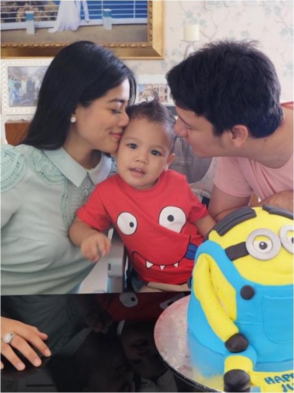 Kebersamaan Titi Kamal - Christian Sugiono dengan putranya (via Instagram/titi_kamall)