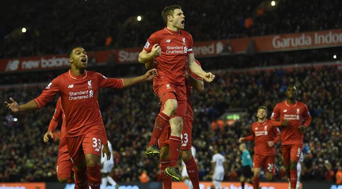 Para pemain Liverpool saat merayakan kemenangan 1-0 atas Swansea City, 29 November 2015, di Anfield. (AFP Photo/Paul Ellis)