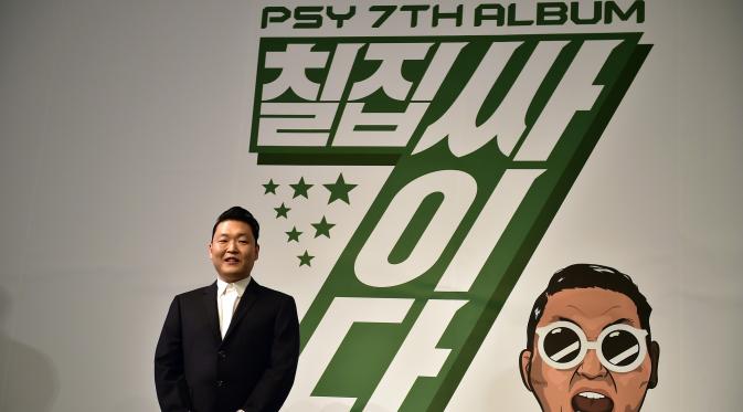 Penyanyi Psy berpose saat konferensi pers untuk mempromosikan album ketujuhnya di sebuah hotel di Seoul (30/11). Psy akan merilis album ketujuh yang berjudul ‘7th Album Cider pada tanggal 1 Desember 2015. (AFP PHOTO/ JUNG YEON-JE)