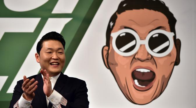 Psy bertepuk tangan saat konferensi pers untuk mempromosikan album ketujuhnya di sebuah hotel di Seoul (30/11). Sebelumnya Psy telah sukses dengan hitsnya “Gangnam Style“, “Gentleman” dan “Hangover“. (AFP PHOTO/ JUNG YEON-JE)