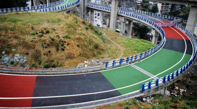 Pemerintah salah satu kota metropolitan yang ada di Tiongkok, Chongqing, dilaporkan tengah membuat jalan yang berwarna-warni.