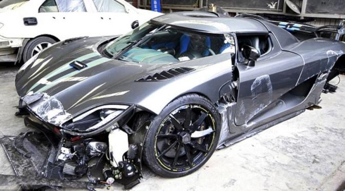 Seorang pria berusia 26 tahun menghancurkan sebuah Koenigsegg Agera, supercar asal Swedia yang harganya mencapai 2,7 juta pound sterling.
