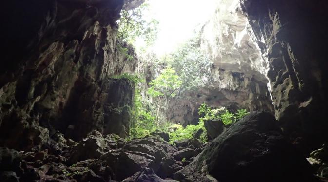 Salah satu aula besar di gua Kontilola, Wamena, Papua. | via: girlonleave.com