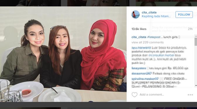 Vicky Shu terlihat mengenakan hijab saat menghabiskan waktu bersama Cita Citata dan Manohara. (foto: instagram.com/cita_citata)