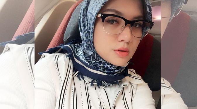 Vicky Shu memperlihatkan penampilan cantiknya mengenakan hijab. (foto: instagram.com/vickyshu)