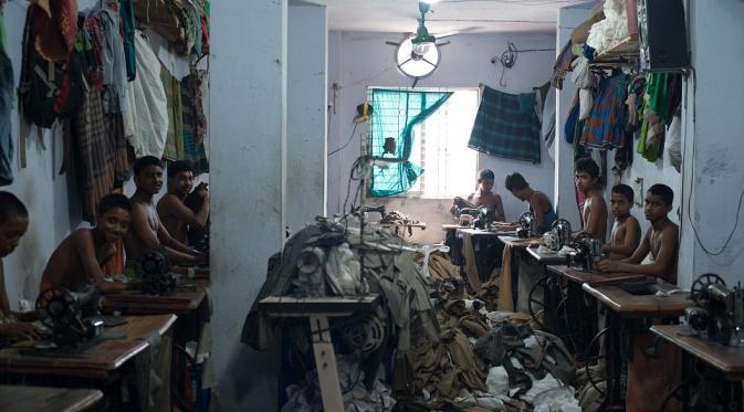 Anak-anak dipekerjakan secara tidak manusiawi di pabrik. Sumber: Dailymail/Casillas