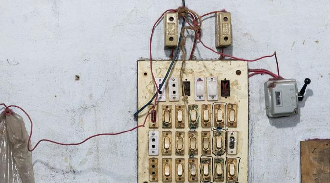 Sumber listrik yang sudah tidak baik di pabrik. Sumber: Dailymail/Casillas