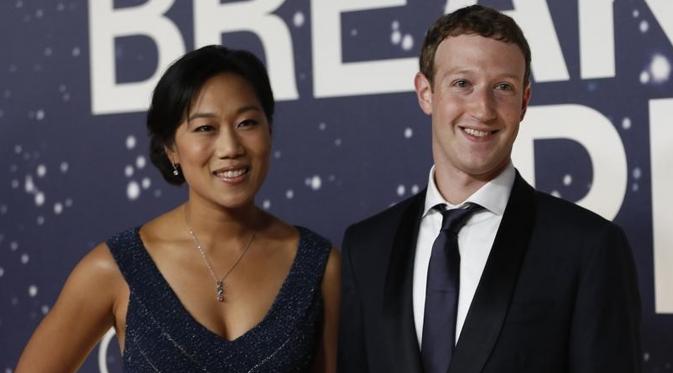 Mark Zuckerberg dan Priscilla Chan saat acara Breakthrough Prize Award di California, 9 November 2014. Kelahiran putri pertamanya membuat Mark Zuckerberg mendonasikan 99 persen saham Facebook, bernilai 45 miliar dolar AS untuk amal.  (REUTERS/Stephen Lam)