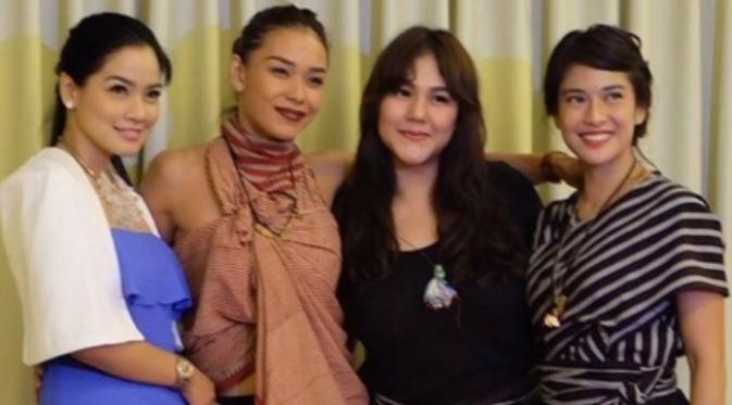 Titi Kamal, Adinia Wirasti, Sissy Priscillia Dian Sastro. (via instagram @therealdisastr)