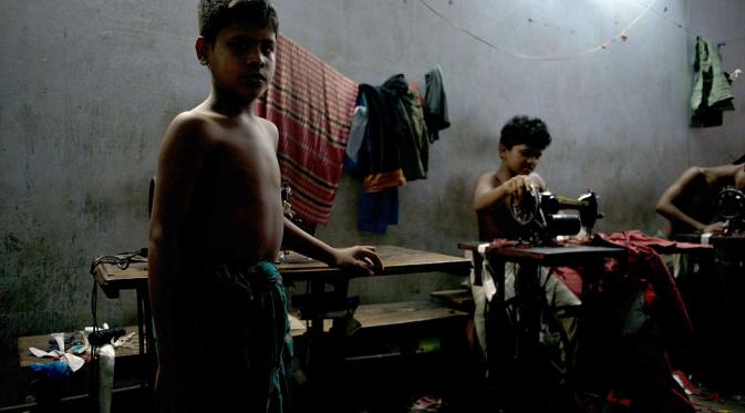 Anak-anak dipekerjakan secara tidak manusiawi di pabrik. Sumber: Dailymail/Casillas