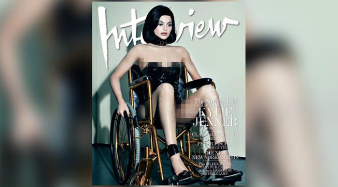 Kylie menjadi model majalah Interview dengan berfoto di kursi roda. (foto: Interview Magazine)