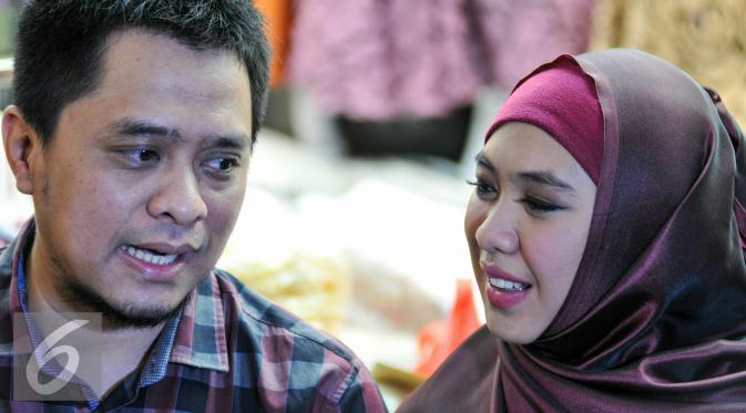 Oki Setiana Dewi bersama suami menjawab pertanyaan awak media saat peresmian toko busana muslimnya yang ke-4 di Tanah Abang, Jakarta, Rabu (2/12). (Liputan6.com/Yoppy Renato)