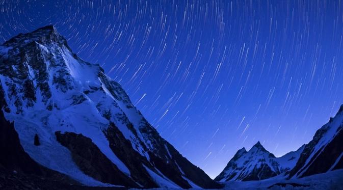 Gunung K2 sebelum matahari terbit, Pakistan. | via: David Kaszlikowski/Rex Features