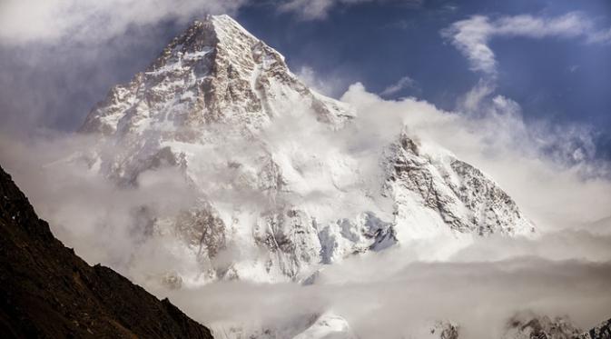 Gunung K2, Pakistan. | via: David Kaszlikowski/Rex Features