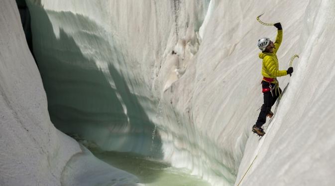 Coba memanjat gletser Baltoro, Pakistan. | via: David Kaszlikowski/Rex Features