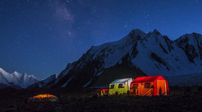 Kemah di kaki gunung K2, Pakistan. | via: David Kaszlikowski/Rex Features