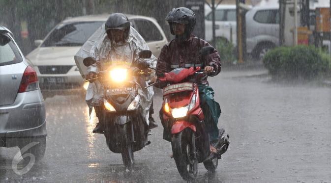 Warga menerobos hujan yang mengguyur kawasan Pondok Labu, Jakarta Selatan, Rabu (2/12). (Liputan6.com/Immanuel Antonius)