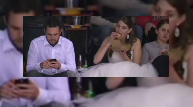  Pengantin Nonton Hockey dan Makan Burger Hebohkan Netizen (ABCNews)