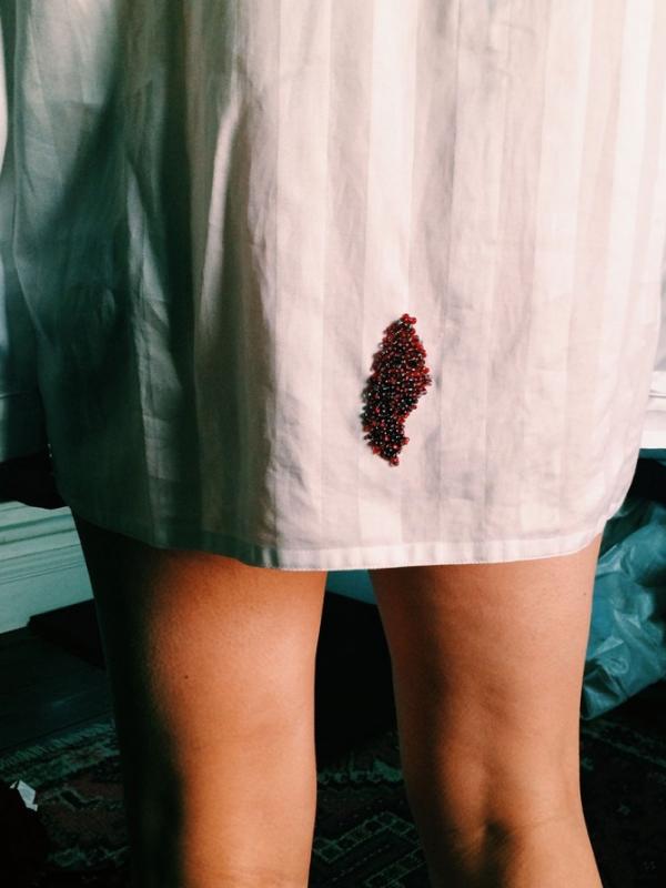 Darah Menstruasi Menginspirasi Perancang Ini untuk Buat Aksesori | via: .sleazemag.com