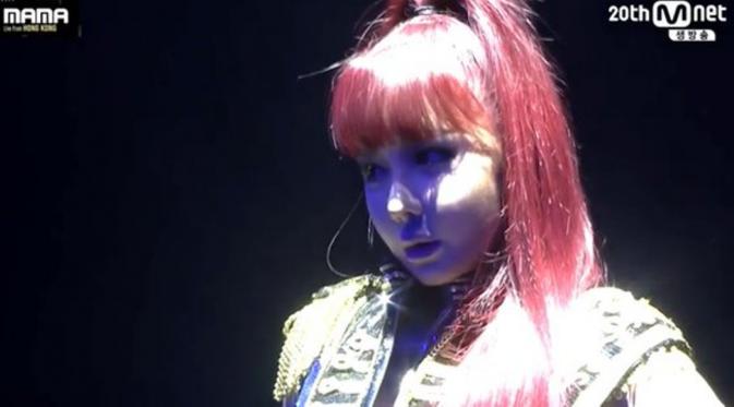 Penonton bersorak sorai sambut penampilan 2NE1 di MAMA 2015 [foto: twitter]