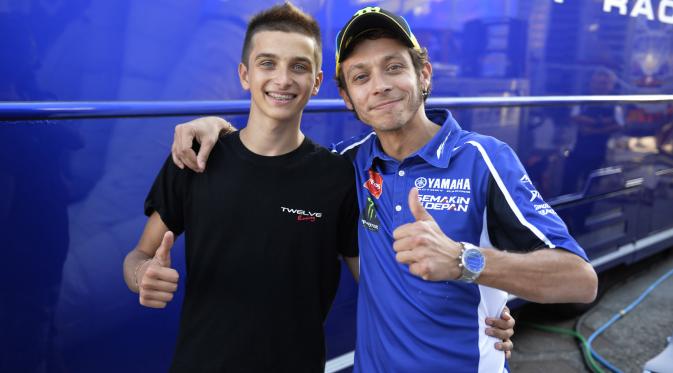 Valentino Rossi dan adik tirinya, Luca Marini. (Gazetta world)