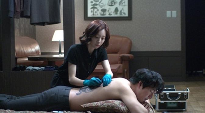Seo Young dan Song Il Gook di film Tattoo. Foto: Soompi