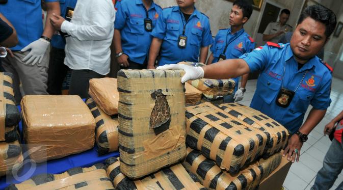 Ganja kering seberat 219 kilogram disita dari MS di rumah kontrakannya di Jakarta pada Desember 2015. (Liputan6.com/Yoppy Renato)