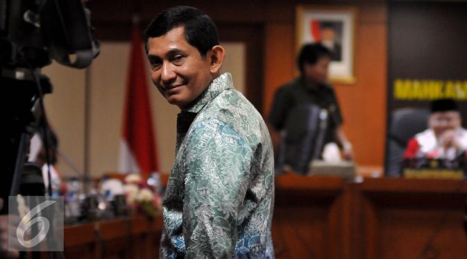 Maroef Sjamsoeddin tersenyum saat menjalani sidang sebagai saksi di MKD DPR RI, Jakarta, Kamis (12/3). Maroef  bersaksi terkait kasus dugaan pelanggaran etik yang dilakukan ketua DPR Setya Novanto. (Liputan6.com/Johan Tallo)
