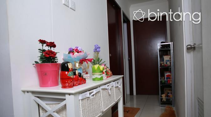 Lorong menuju kamar tidur dihiasi dengan meja dan rak buku (Deki Prayoga/Bintang.com)