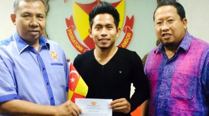 Andik Vermansah dan agennya Muli Munial saat menandatangani perpanjangan kontrak musim 2015 dengan Selangor pada akhir tahun lalu. (My Selangor)