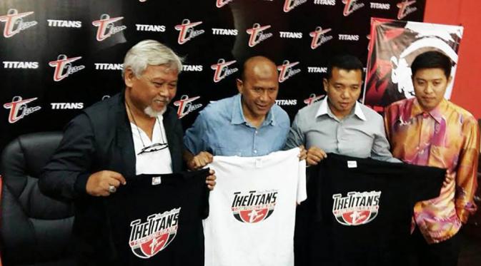 Pelatih asal Indonesia, Rahmad Darmawan (kedua kiri) diperkenalkan sebagai pelatih baru PBDKT T-Team di Malaysia, Kamis (3/12/2015). (Istimewa)