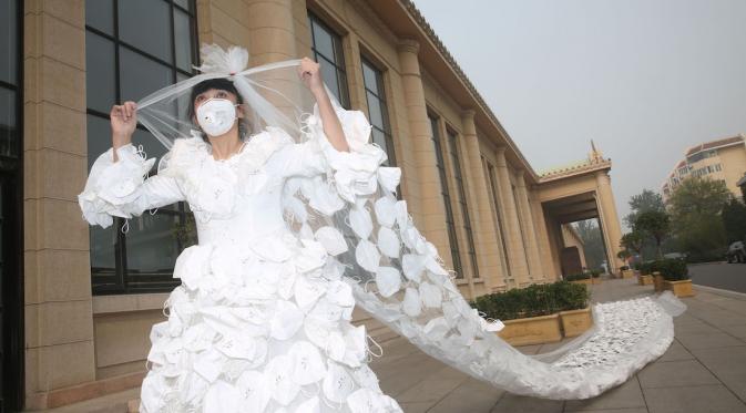 Kong Ning kenakan 'gaun pengantin masker', Beijing, Tiongkok, Senin (30/11). | via: China Poto Press
