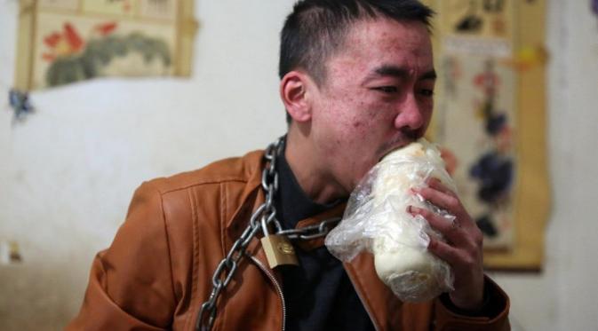 Zhang hanya makan roti Mantou. (Via: shanghaiist.com)