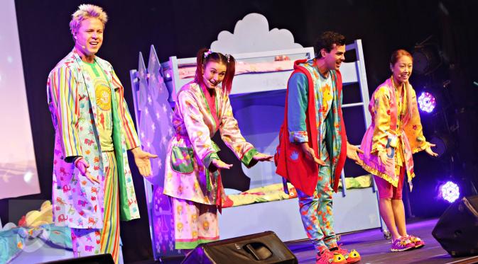 Kelompok musikal asal Australia, Hi-5, tampil menghibur anak-anak dalam konser bertajuk House of Dreams di Hotel Sheraton, Gandaria City, Jakarta, Jumat (4/12). (Liputan6.com/Imamnuel Antonius)