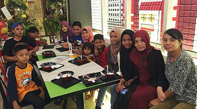 Evan Dimas saat mengajak sang pacar, Rahma, makan malam bersama keluarga besar Darmono di Surabaya. (Bola.com/Zaidan Nazarul)