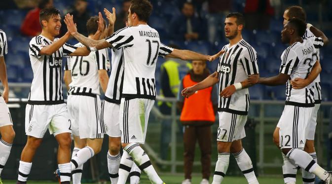 Para pemain Juventus merayakan gol ke gawang Lazio dalam lanjutan Liga Serie A Italia di Stadion Olimpico, Sabtu (5/12/2015). (Liputan6.com/REUTERS/Tony Gentile)