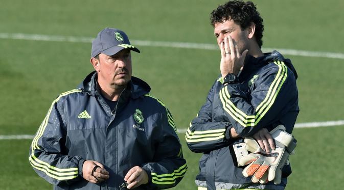 Pelatih Real Madrid, Rafael Benitez (kiri) berbincang dengan asistennya pada sesi latihan persiapan melawan Getafe pada lanjutan Liga BBVA Spanyol di Valdebebas Training Ground, Madrid, Jumat (4/12/2015). (AFP Photo/Gerard Julien)