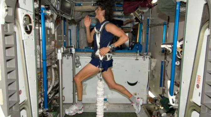 Astronot NASA ini mengikuti Marathon ketika berada di ISS pada 2007. (Sumber BBC)