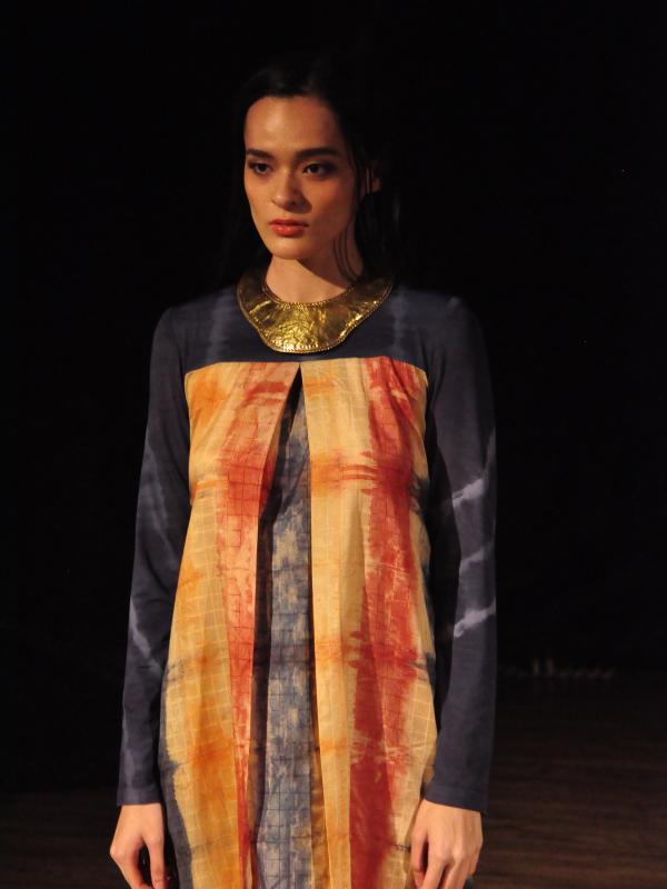 Model menggunakan busana rancangan Elvara Jandini Subyakto