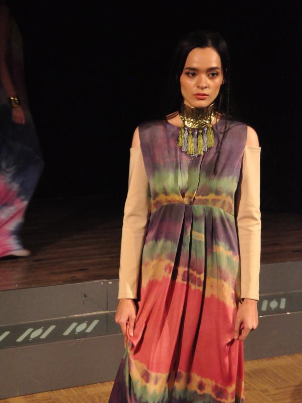 Model menggunakan busana rancangan Elvara Jandini Subyakto