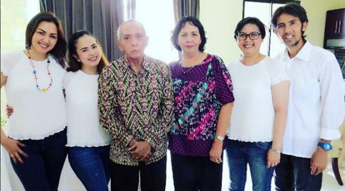 Donna Agnesia dan keluarga [Foto: Instagram]