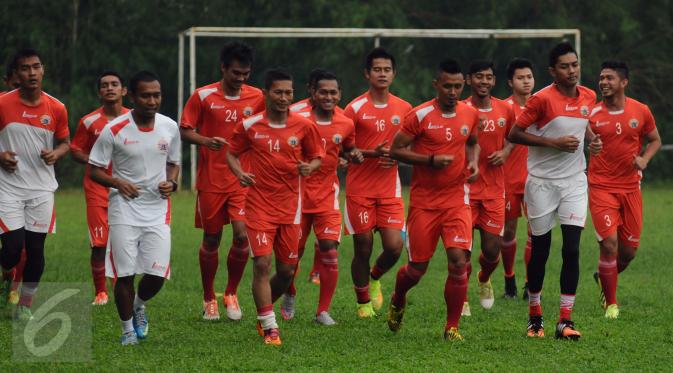 Sejumlah penggawa Persija berlari-lari saat latihan di NYTC Sawangan, Depok, Jumat (4/12/2015). Latihan ini persiapan memasuki babak delapan besar Piala Jenderal Sudirman. (Liputan6.com/Helmi Fithriansyah)