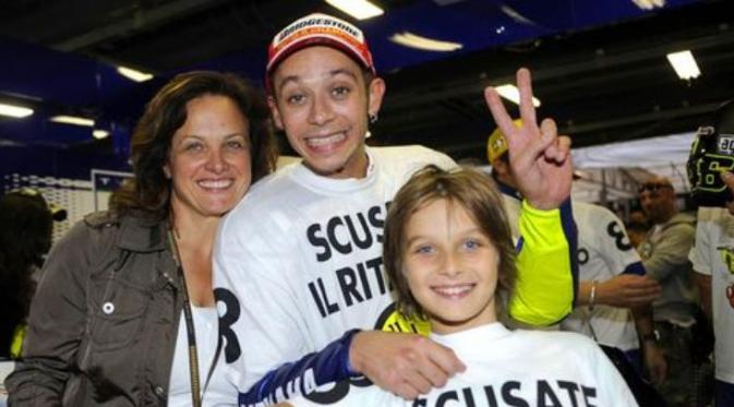 Valentino Rossi (tengah) bersama ibunya dan adiknya, Luca Marini (kanan). (Autorevolution)