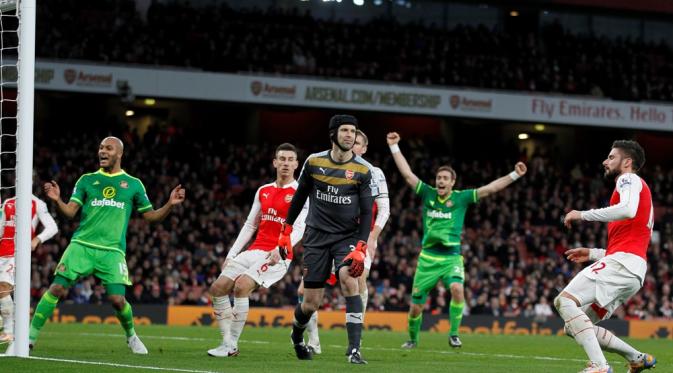 Reaksi striker Arsenal, Olivier Giroud (kanan) setelah mencetak gol bunuh diri saat menghadapi Sunderland, pada laga lanjutan Premier League, di Emirates, Sabtu (5/12/2015). (AFP/Ian Kington)