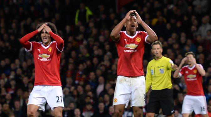 Ekspresi striker Manchester United, Anthony Martial (kanan) setelah gagal mencetak gol ke gawang West Ham United, pada laga lanjutan Premier League, di Stadion Old Trafford, Sabtu (5/12/2015). (AFP/Oli Scarff)