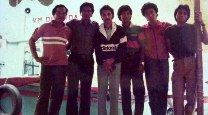 PS Sri Bumi Raya (dari kiri), pelatih Drs. Soedjono, kiper Dokter Nunung, pemilik klub Junarsono Bardosono, Haryanto, Agus Santoso, dan Murdiyanto. (Dok.pribadi Agus Santoso) 