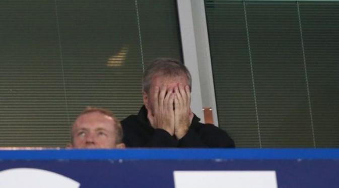 Ekspresi pemilik Chelsea, Roman Abramovich, saat menyaksikan klubnya dibobol striker Bournemouth, Glenn Murray, pada laga lanjutan Premier League, di Stadion Stamford Bridge, Sabtu (5/12/2015). Chelsea kalah 1-0 pada pertandingan tersebut. (Mirror)